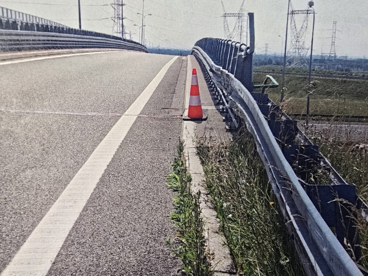 Policja szuka świadków uszkodzenia bariery na autostradzie A1