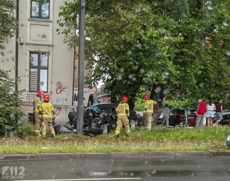 Miał blisko 2 promile i zakaz prowadzenia. Jazdę zakończył na latarni