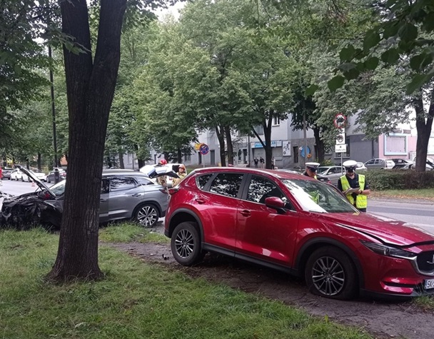 Czołowe zderzenie w centrum. Dwie osoby trafiły do szpitala