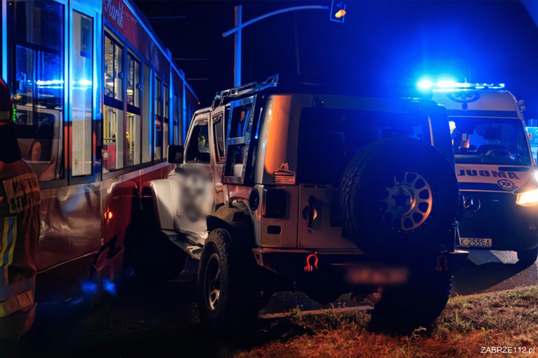 Jeep zderzył się z tramwajem. Kierowca zabrany do szpitala