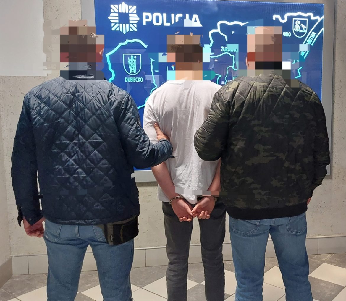 Wiózł pociągiem blisko 50 tys. zł od oszukanej seniorki. W Zabrzu czekali już policjanci